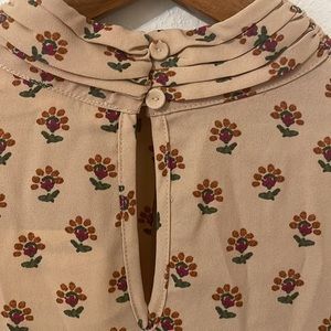 Size Small. Long sleeve printed top. Elastic waist. Adorable keyholes.